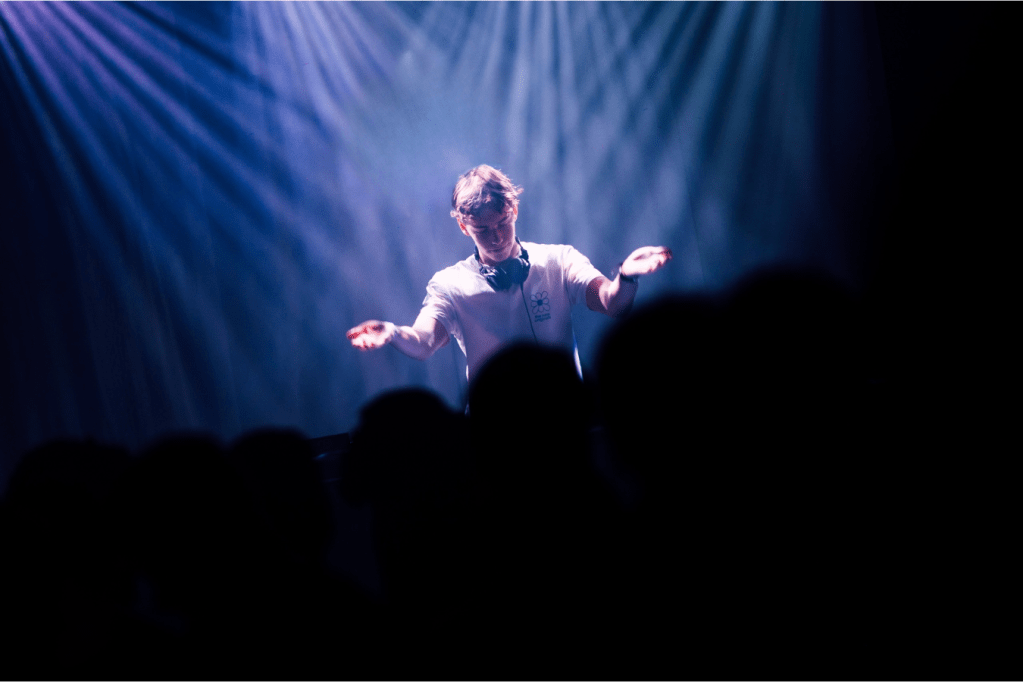 Flouze draait een energieke house set tijdens een live optreden met focus en passie voor elektronische muziek