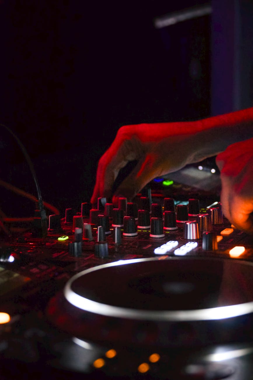 Close-up van een dj-deck in gebruik tijdens een liveset met housemuziek en mixtechniek